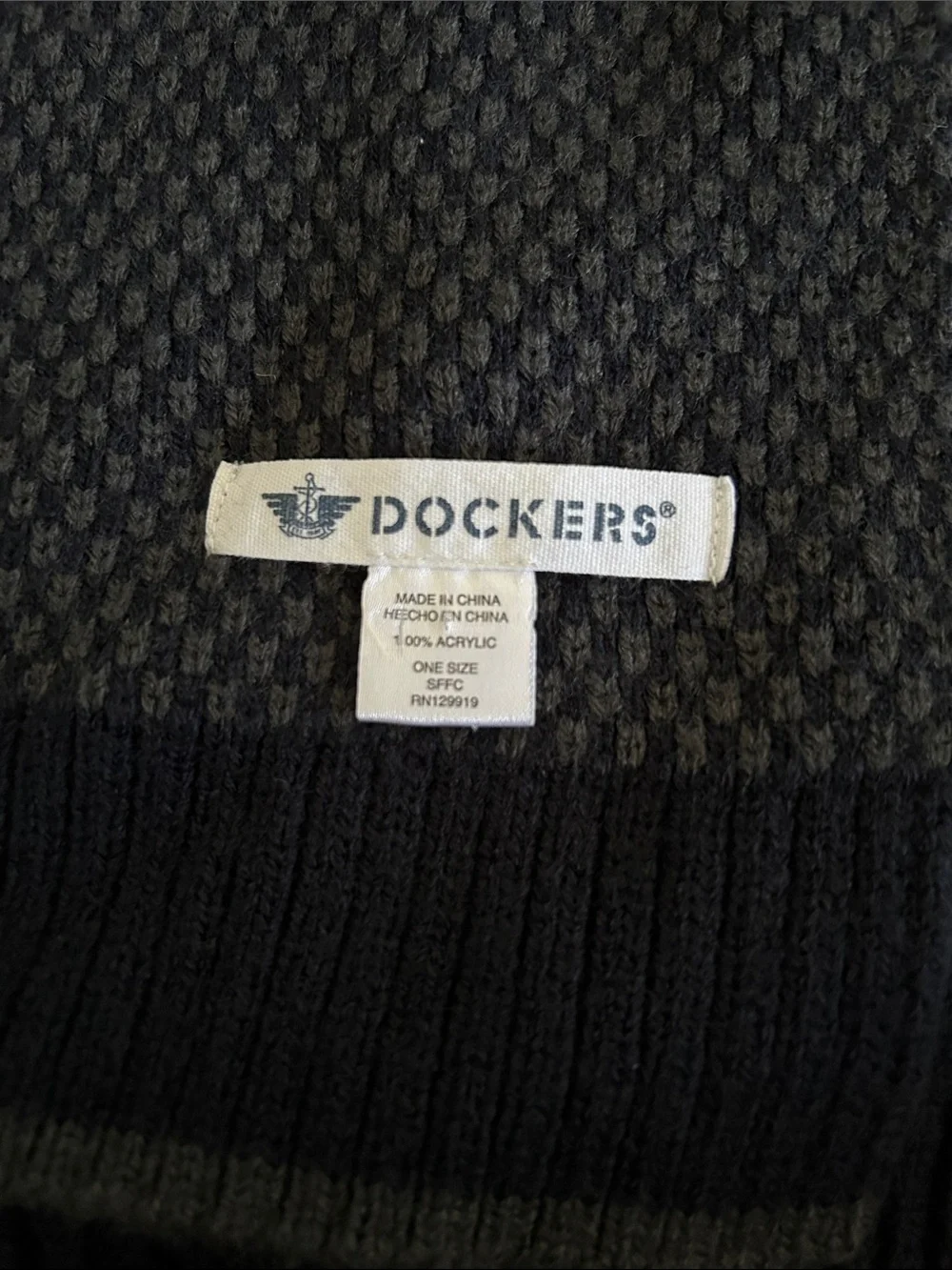 Dockers Men's Dark Gray & Black Knit Scarf - Two-Tone Textured Winter Accessory